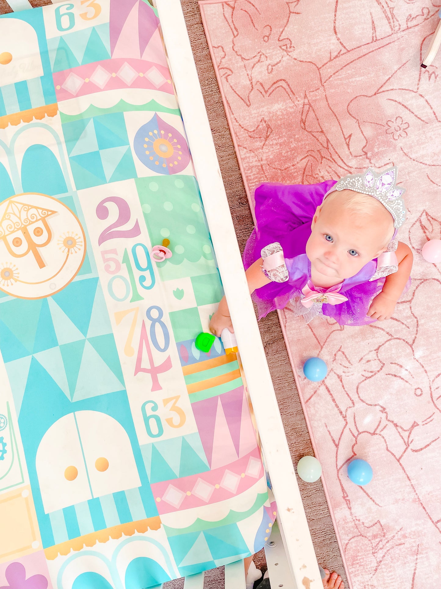 Pastel It's a Small World Crib Sheet